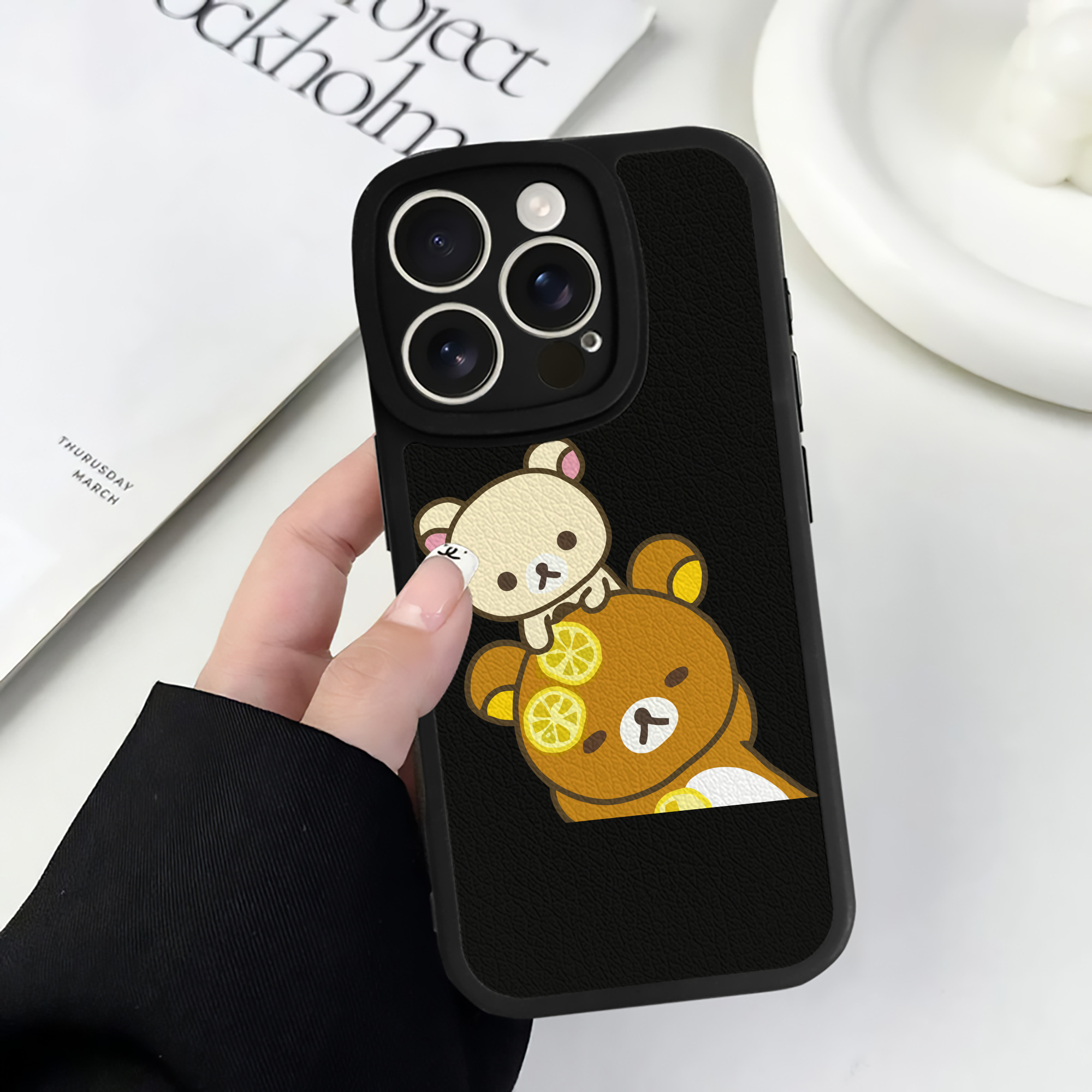 （画像用） リラックマ リラックマ キイロイトリ Rilakkuma Korilakkuma Kiiroitori 【iPhone 16シリーズ対応】シリコンスマホケース（レザー調） 材質：シリコン